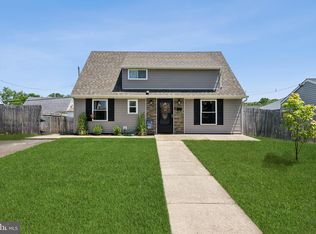 10 Greenbrier Rd, Levittown, PA 19057