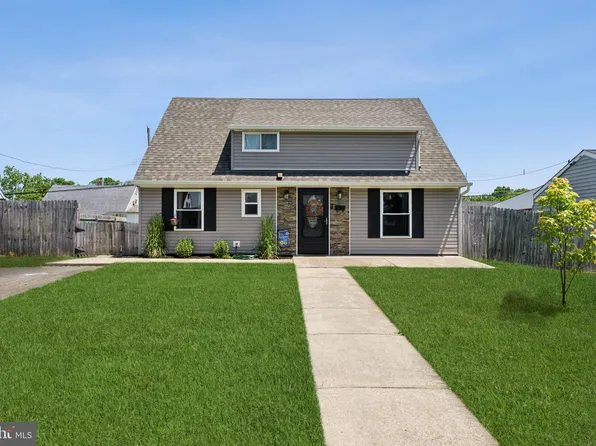 10 Greenbrier Rd, Levittown, PA 19057