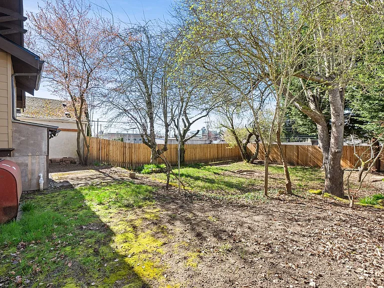 709 McKenzie Ave — Photo 34