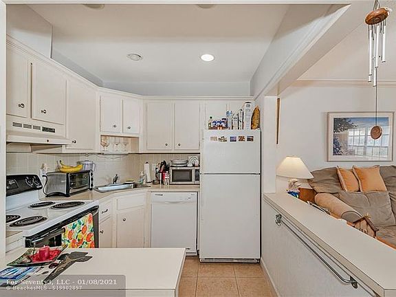 4th image of 2453 NE 51st St APT D304