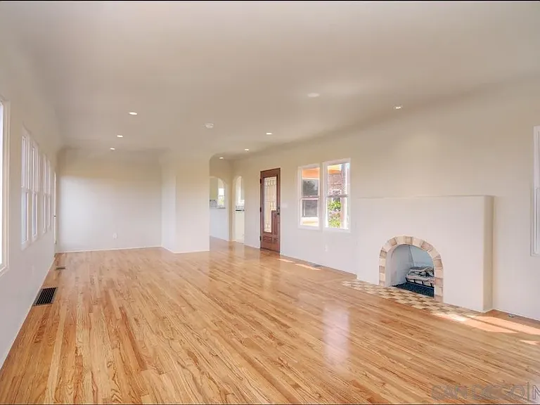 4388 Middlesex Dr — Photo 4