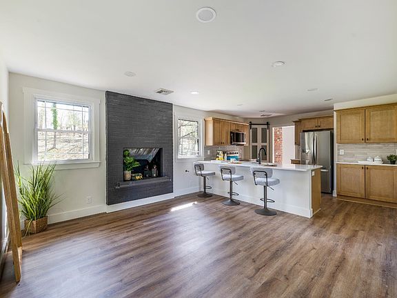 5th image of 106 Howard Dr