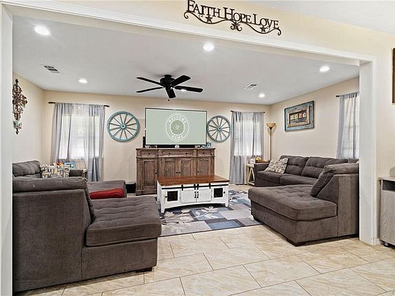 4th image of 806 Cypress Ln