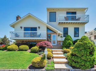 7 Willow St, Bayville, NY 11709