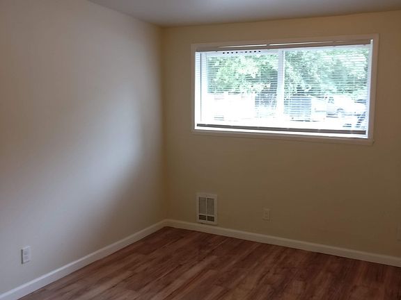 5th image of 1011 S Kent Des Moines Rd APT 3