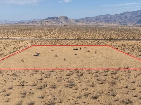 10425 Laguna Seca Dr, Apple Valley, CA 92308