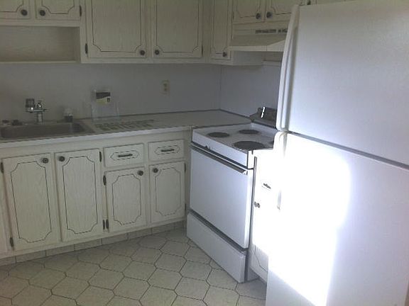 5th image of 285 Brittany Ave #F