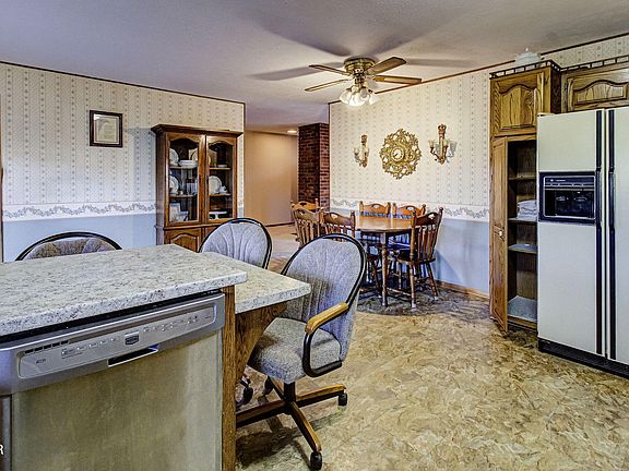 4th image of 211 N Riverview Cir
