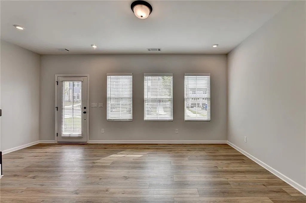 3 bed, 3.5 bath, 2008 sqft, $2,400 — Photo 4