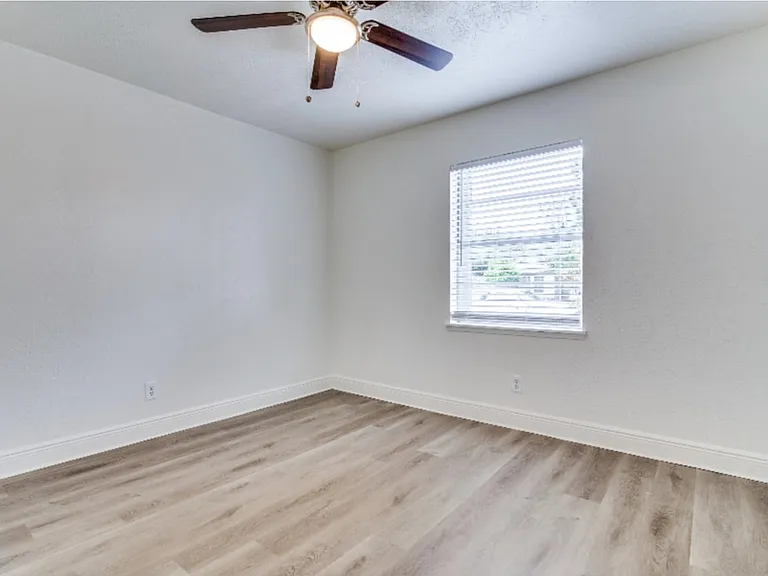 5913 Maple Ln — Photo 9