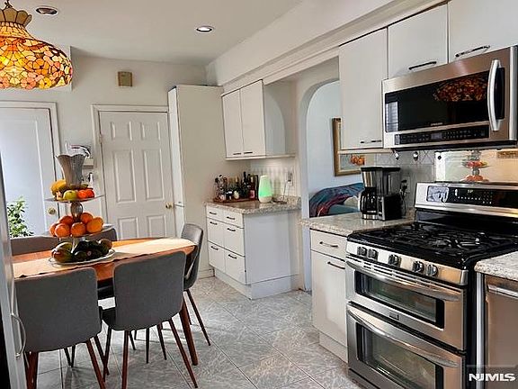 5th image of 919 Marion Pl