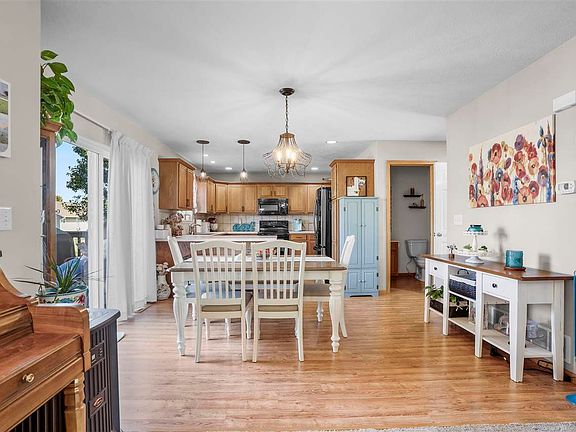 4th image of 1570 Deerfield Dr W