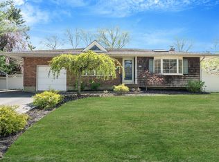 92 Dovecote Ln, Commack, NY 11725