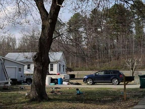 4th image of 100 Sutton Ave