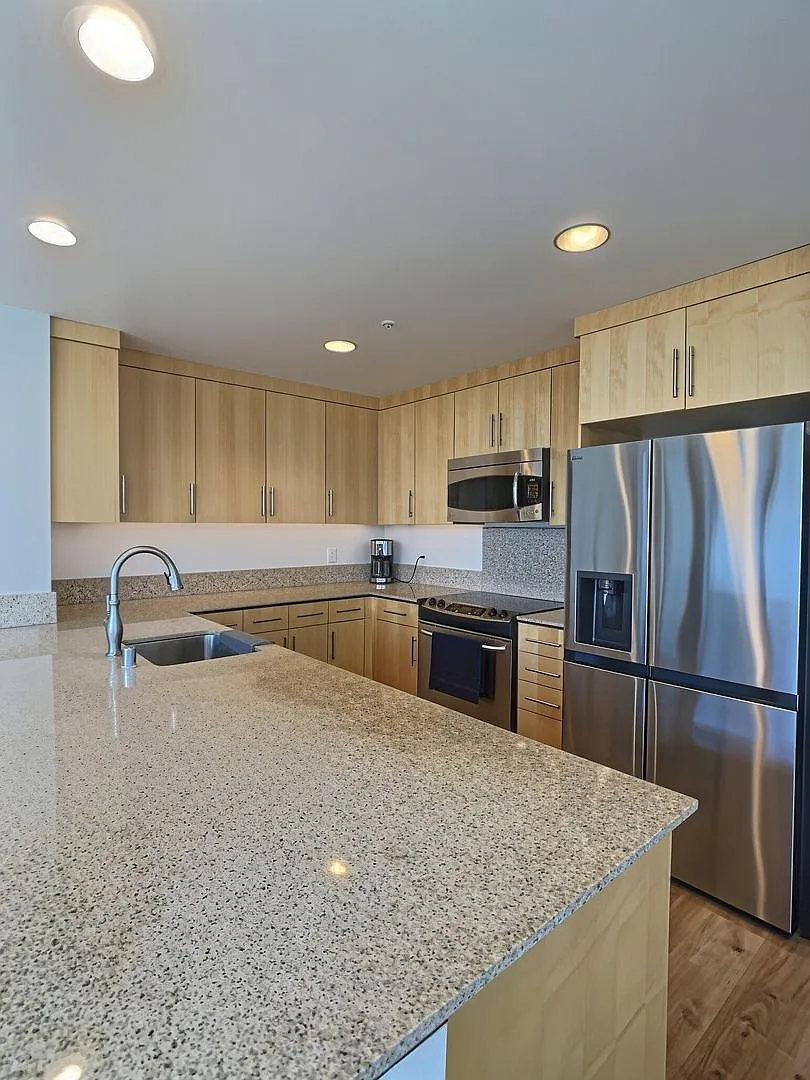 Beautiful and Spacious 2 Bedroom Condo with Spectacular Views at Axis — Photo 4