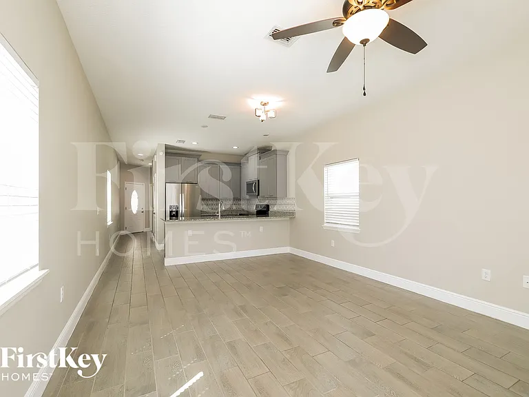 421 Finley Ave — Photo 4