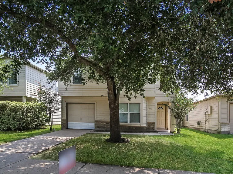 3231 Dartmouth Field Ln — Photo 2