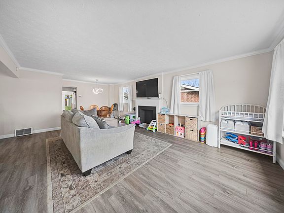 3rd image of 828 N Norwood Rd