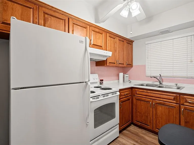 800 Beach Dr NE #10 — Photo 6