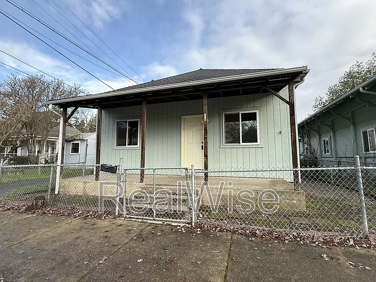 328 SE Lane Ave — Photo 2
