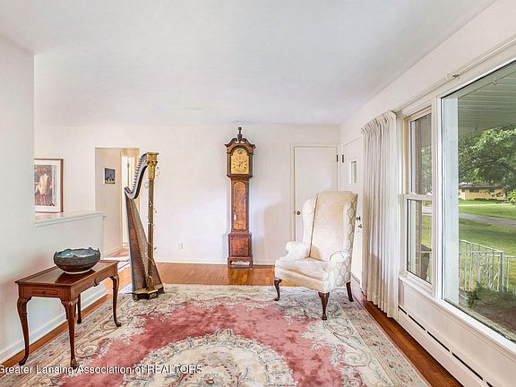 5th image of 2782 Roseland Ave