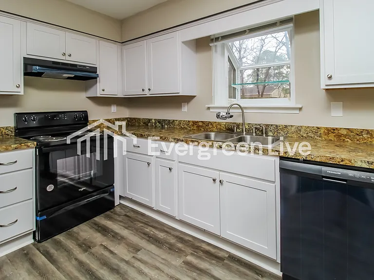 1448 Winslow Ave — Photo 7