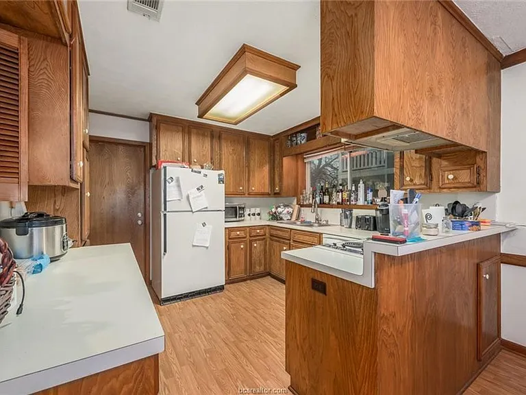 1203 Hardwood Ln — Photo 5