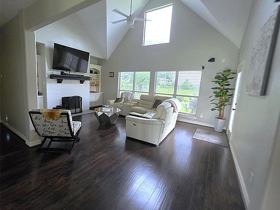 2nd image of 202 Lakeland Cir