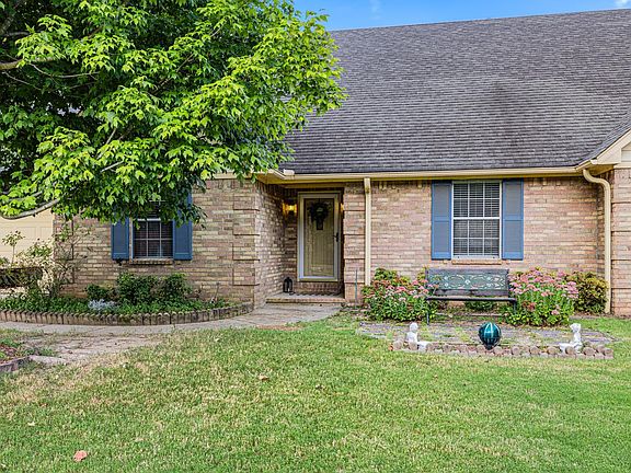 3rd image of 425 N Gretna Green Dr
