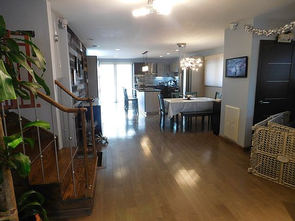 3rd image of 6512 Cromwell Cres