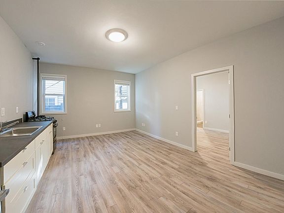 5th image of 623 Federal Ave E APT 202