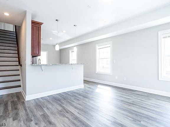 3rd image of 499 Hamilton St Unit 3