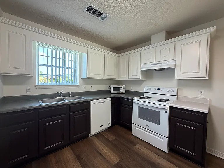562 Batten Blvd — Photo 8