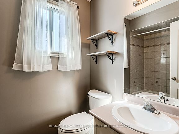 5th image of 239 Simcoe St