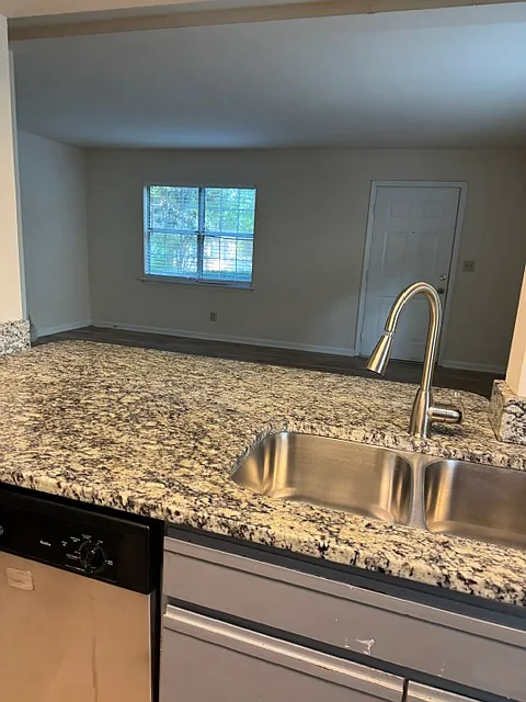 4 bed, 2000 sqft, $3,100 — Photo 3