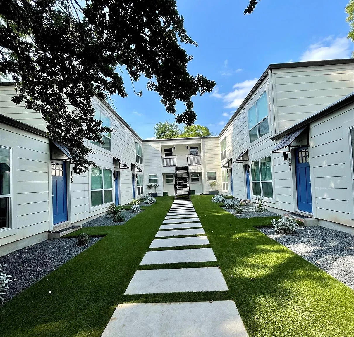 2 bed, 1.0 bath, 1050 sqft, $2,375 — Photo 3