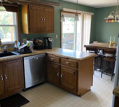 Kitchen with Dinette- Kitchen appliances included (Oven/Stove, Built In Microwave, Dishwasher, Refrigerator and Garbage Disposal)