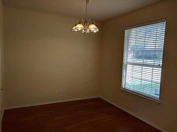 5th image of 526 Continental Dr