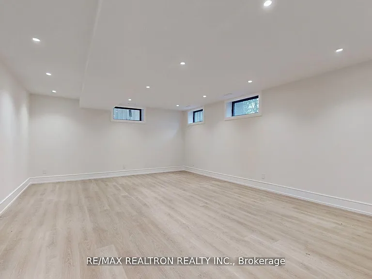 84 Murray Dr — Photo 33