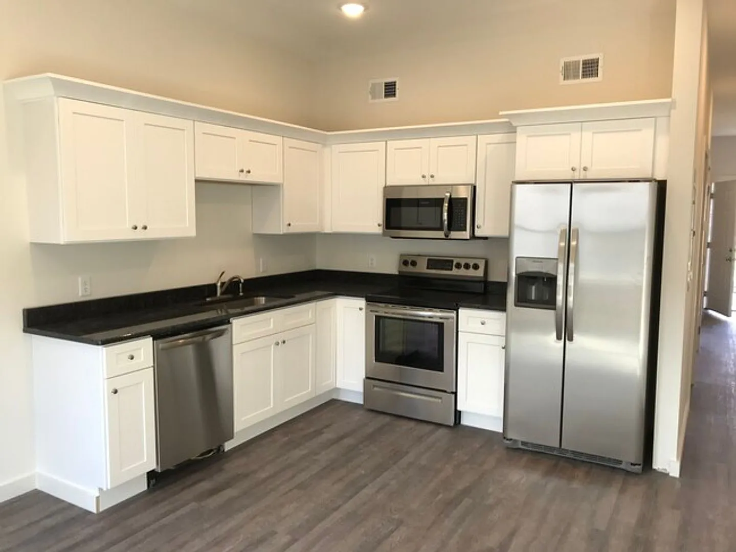 1 Bedroom Downtown — Photo 3
