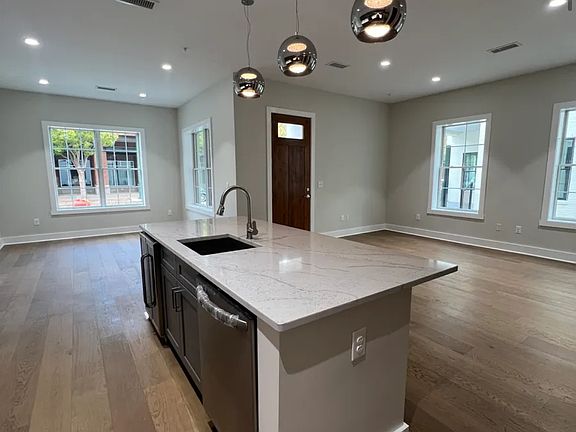4th image of 138 W 13th St #138
