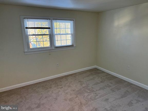3rd image of 114 Yardley Cmns