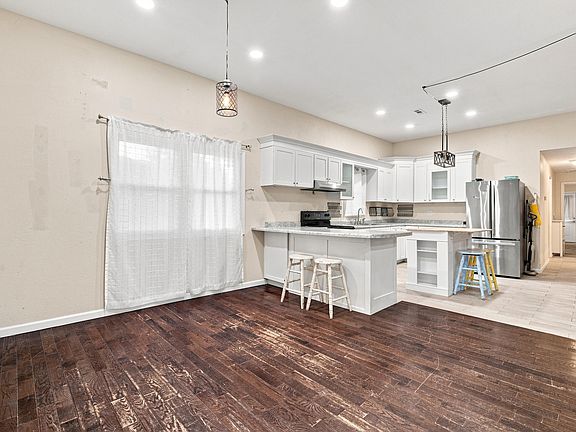 4th image of 502 W 4th Street