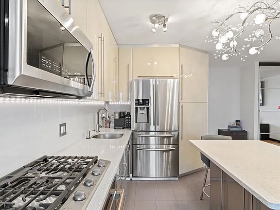 4th image of 2940 W 5th St APT 13G
