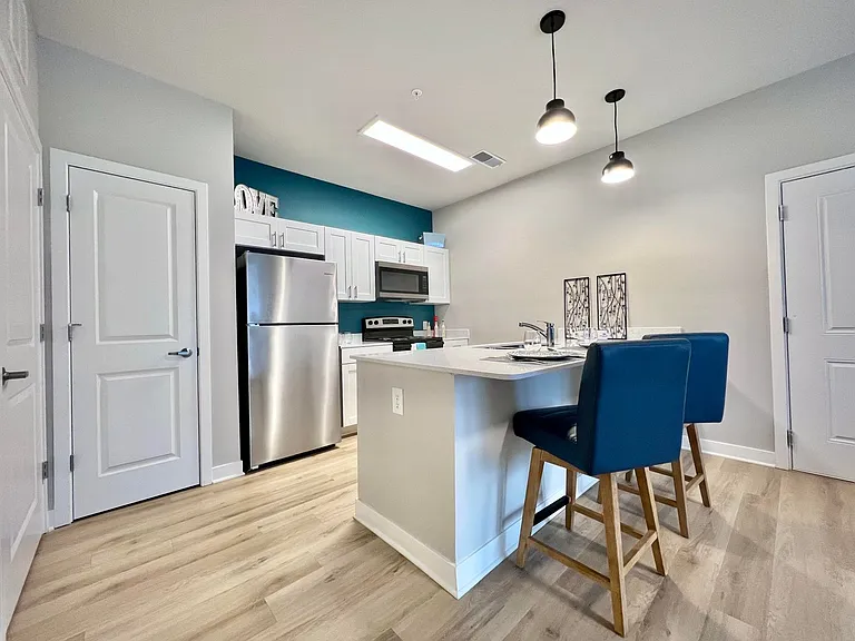 Water's Edge Apartments — Photo 48