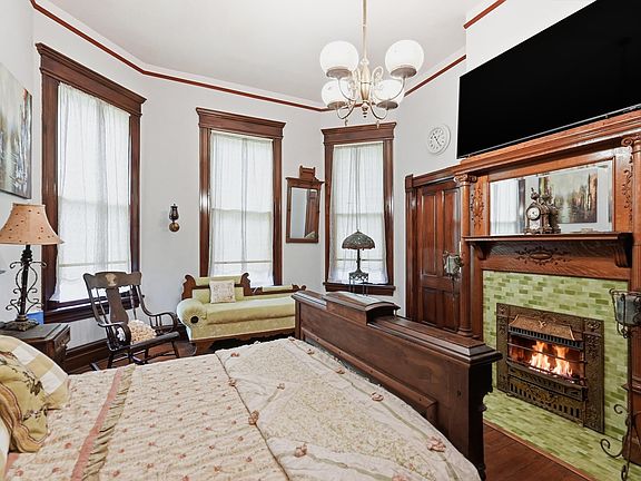 20th image of 1823 S Broadway St