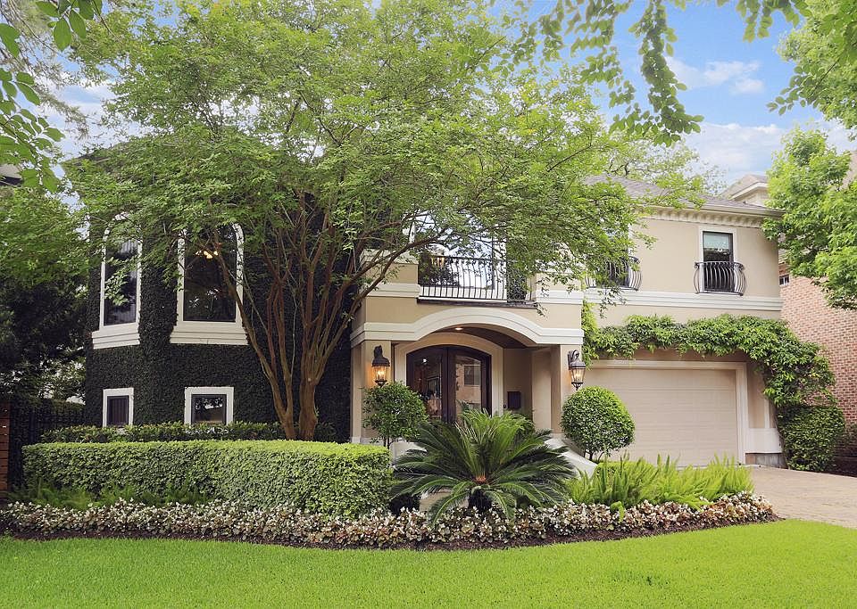 4533 Holt is a lovely Mediterranean style stucco home that sits on an 8775 sq. ft. lot. This block i
