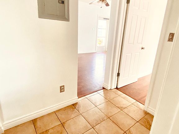 5th image of 10416 Oxnard St