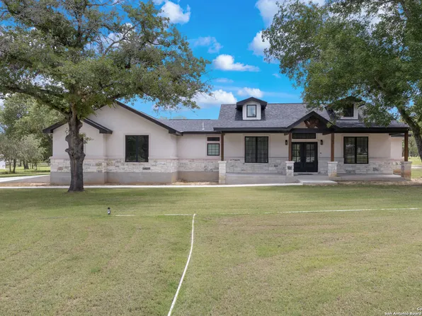 137 County Road 6876, Natalia, TX 78059