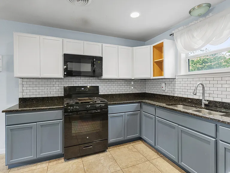 705 W 3rd St — Photo 16